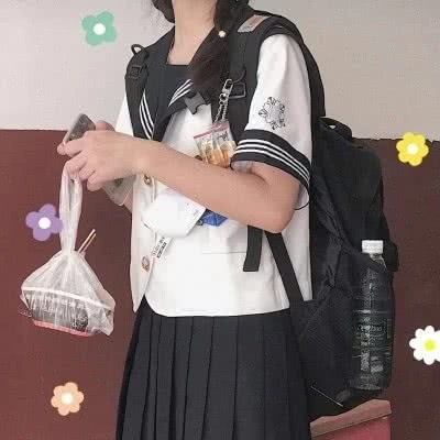 校服穿着像大妈教你3种时尚穿搭,秒变全校最靓的妞