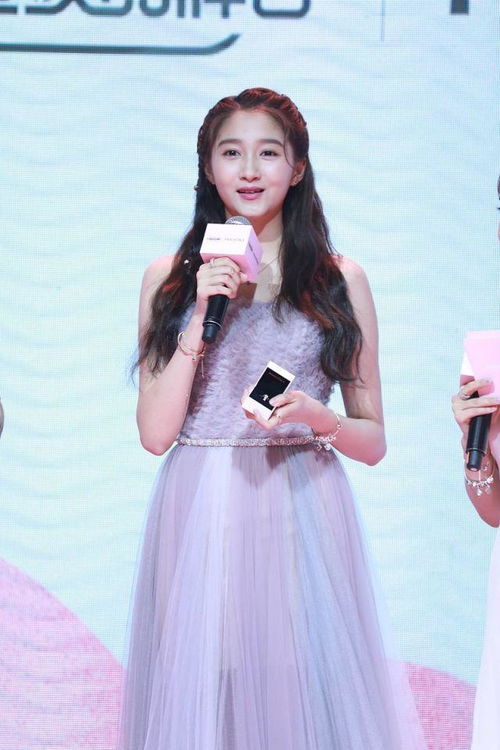 关晓彤罕见穿抹胸纱裙,宛如仙女,终于知道为什么鹿晗会喜欢她了