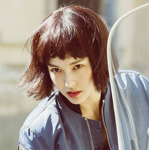 女生二次元刘海短发