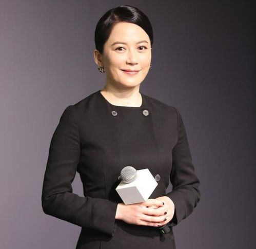 俞飞鸿年过半百状态还超好的,穿黑裙显气质,就是眼袋有点明显