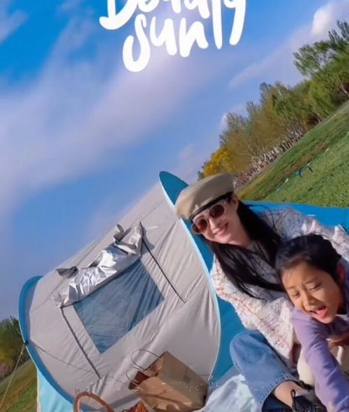 李小璐王若雪拍闺蜜照,闭单只眼搞怪卖萌,40岁仙气飘飘美如少女