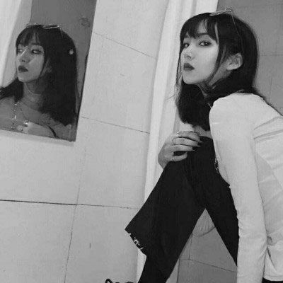 黑白短发女生侧脸头像,不管前方的路有多苦只要走的方向正确