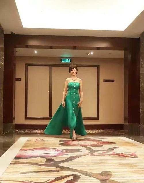 不愧是惊艳时光的美人,赵雅芝穿绿色抹胸裙,窈窕身材不输小姑娘