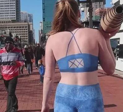 女子街头做瑜伽,却被路人发现小秘密,路人直呼衣服是画的