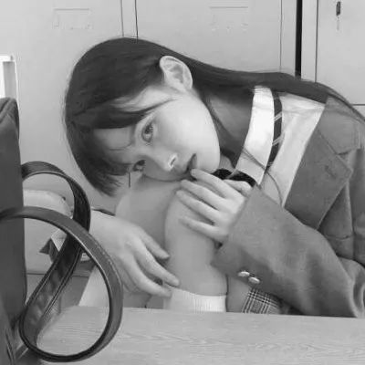 伤感霸气的黑白色女生头像这个世界有趣没趣的是我