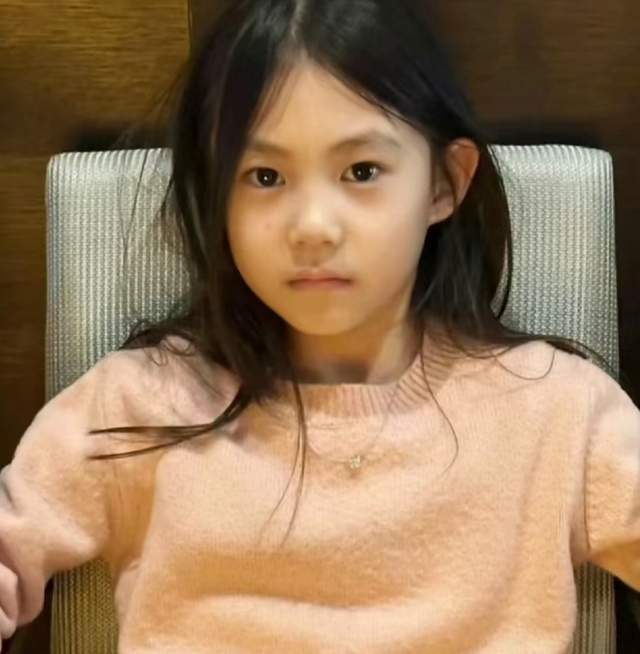 大美人预定陈冠希女儿头骨优越,妈妈的轮廓爸爸的五官简直绝杀