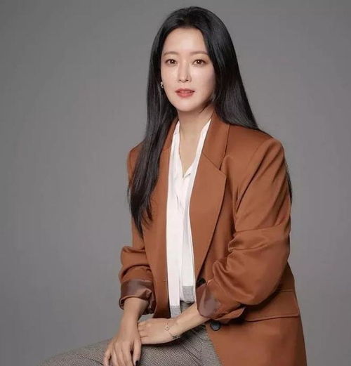 44岁金喜善不显老穿紫色外套显自然颜值依然如小姑娘