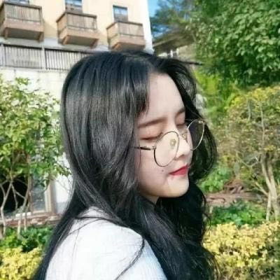 女生真人戴眼镜头像