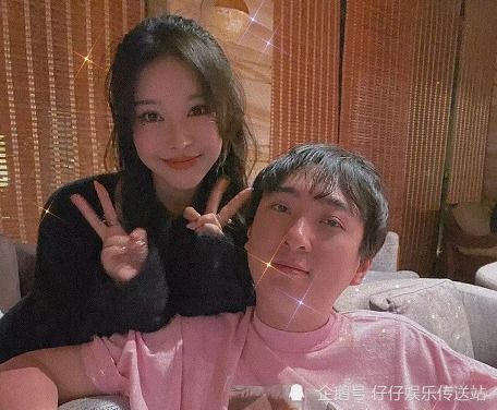 王思聪酒吧深夜组局,两美女网红为博其青睐相互推搡,两明星坐陪显高调