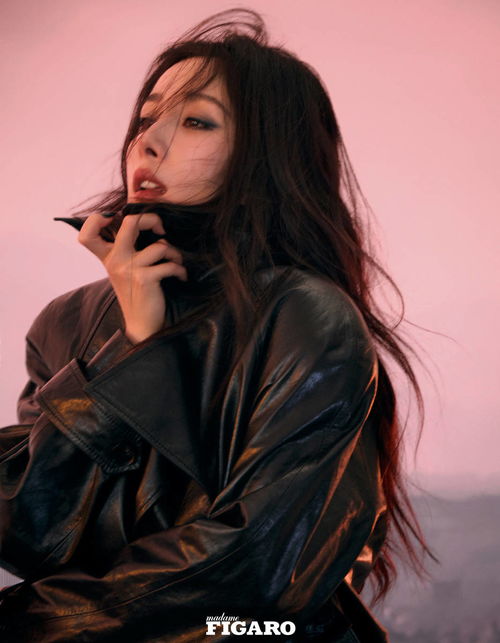 杨幂一身黑皮衣化身霸气女王烈焰红唇散发成熟光芒