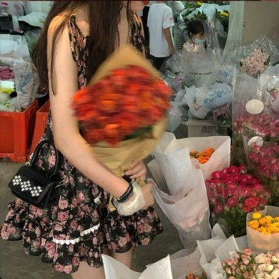 ins手捧鲜花的女生头像