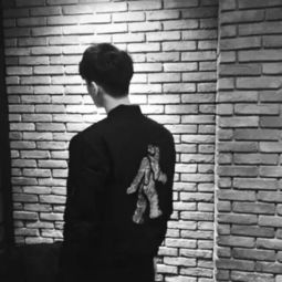 和这个一样风格的真人伤感头像男10张吧