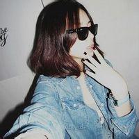 女生霸气手拿烟照片