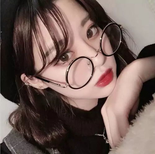短发戴眼镜女生微信头像眼镜