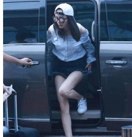 女明星从豪车下车瞬间小心翼翼稍不注意就很尴尬,就服杨幂