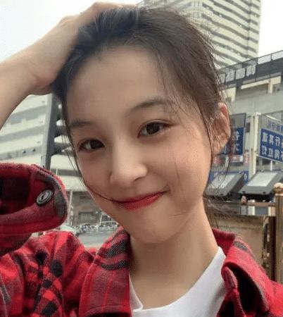 庆余年三大美女,穿龙袍的女帝,15岁的叶轻眉,37岁柳姨娘