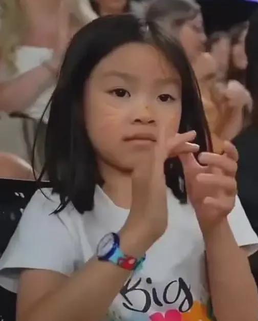 刘强东8岁女儿长相首曝光,模样呆萌,和妈妈现身巴黎看比赛