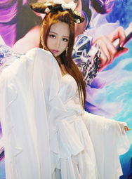 showgirl性感担任游戏大使被称最美女硕士