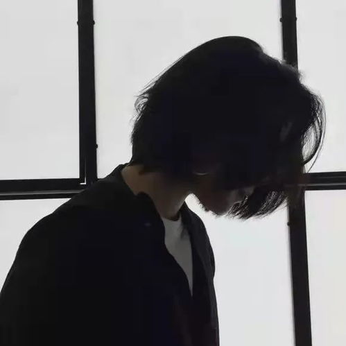 女生高冷黑白孤独头像男生
