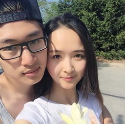 范伟23岁儿子和漂亮女友亲密合照图