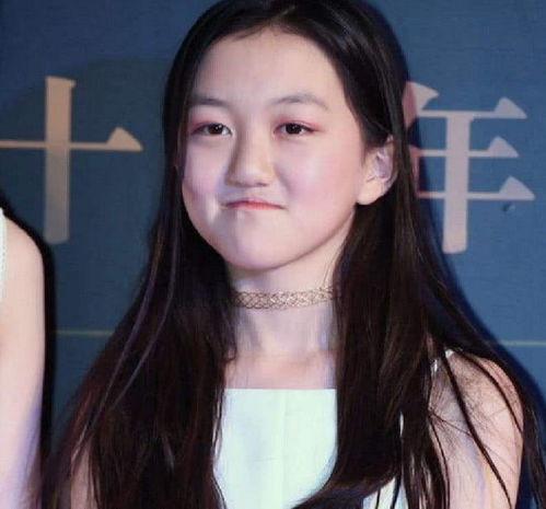 同是王菲女儿,李嫣逛街2小时花10万,为何窦靖童路边吃大排档