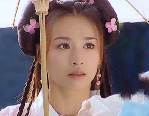 张庭12岁女儿逆袭式长大化淡妆身材高挑,高颜值被赞撞脸黄圣依