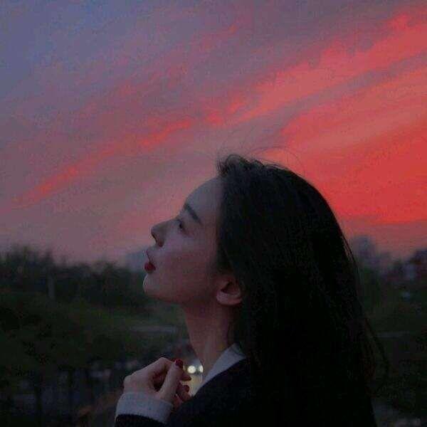 有什么好看的侧脸女生头像