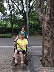 66676岁网络女主播带老年痴呆老伴玩直播,走红上央视