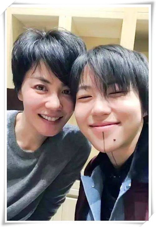 窦靖童偏分短发现身机场,高冷范透着清秀,网友捕获美少女一枚