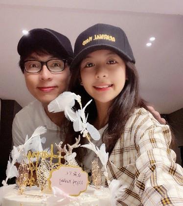 翁虹弄大餐给女儿庆生一家三口高颜值同框幸福美满