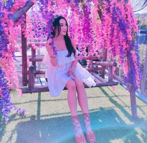 54岁温碧霞不服老,穿吊带红色连衣裙沙滩漫步,转身露背太惊艳