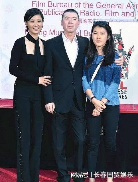 冯小刚33岁大女儿近照曝光,五官清秀气质好,与继母徐帆外出就餐