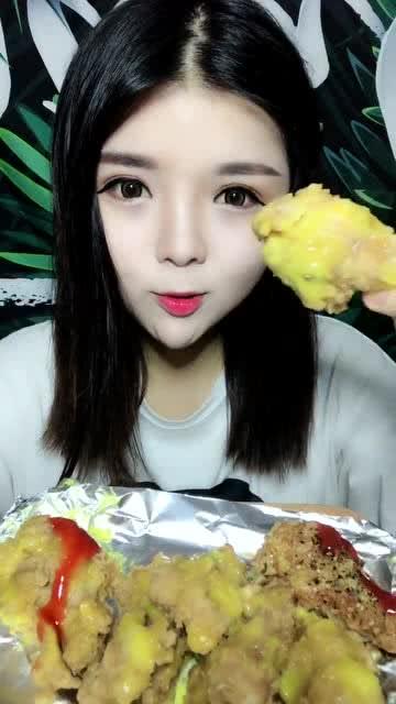 最近这个吃货美女火了,一口吃完芥末味炸鸡,吃的真香