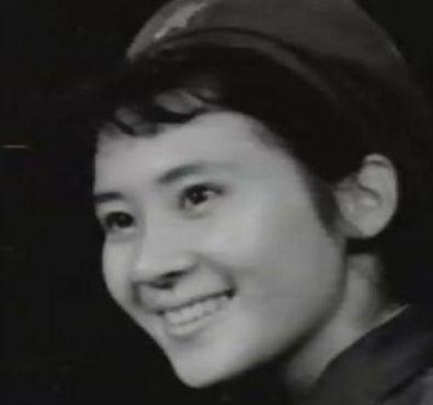 80年代绝色美人,凭一角一夜成名,因拍戏遭离婚,现60岁孤身一人