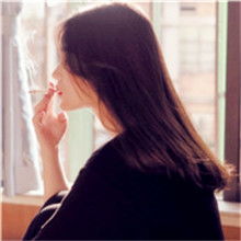 抽烟的女生头像女生抽烟的样子比较拽呢