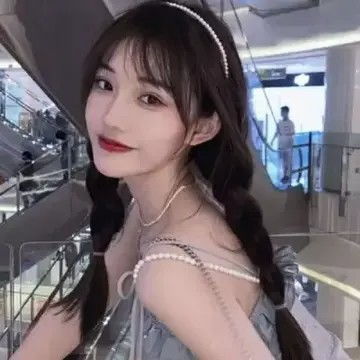 女生趴桌子伤感头像