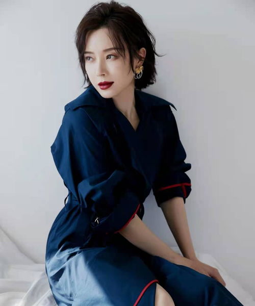 女人50岁后,最好别上衣塞裤腰,学陈数这样穿,太气质了