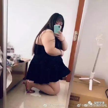 女生的网恋对象想看她的照片,结果女生发网图骗他,他还真上当了