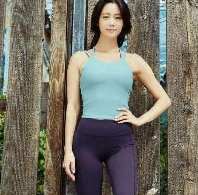 街拍身段美丽的紧身打底裤美女,优雅更俏皮,展现女神气质