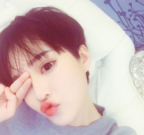 小沈阳12岁女儿变美了,涂口红的模样撞脸丫蛋