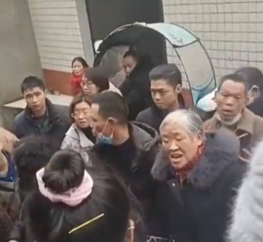老人摔倒扶不扶四川一老人厕所门口摔倒,女子扶起讹被200元