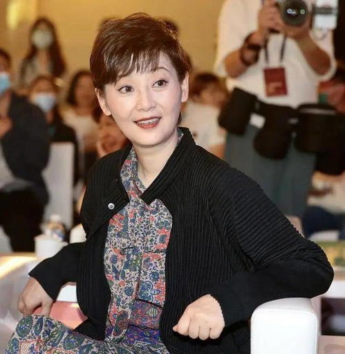 徐帆衣品真好外套搭配碎花裙优雅大气,53岁气质不输小姑娘