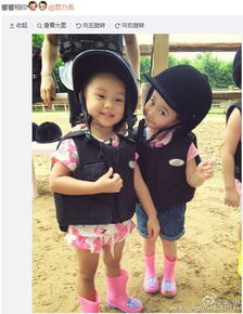 李小鹏晒女儿和贾云馨合照两位小姑娘表情呆萌