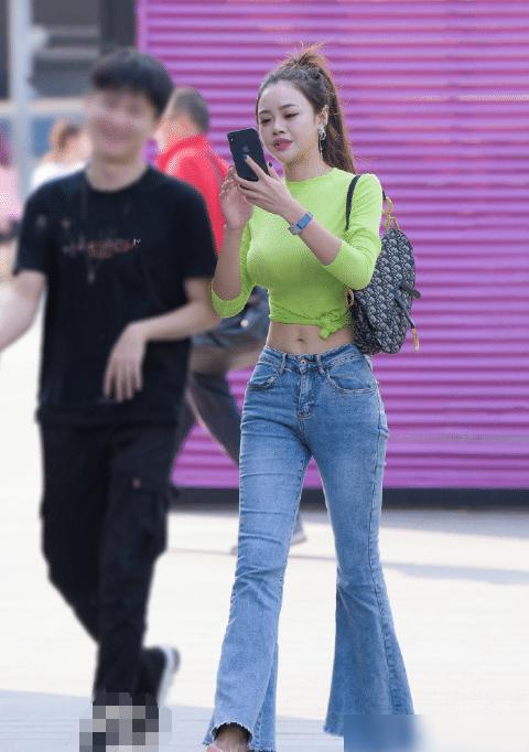 身姿苗条的美女,优雅的穿着,尽显时尚个性美