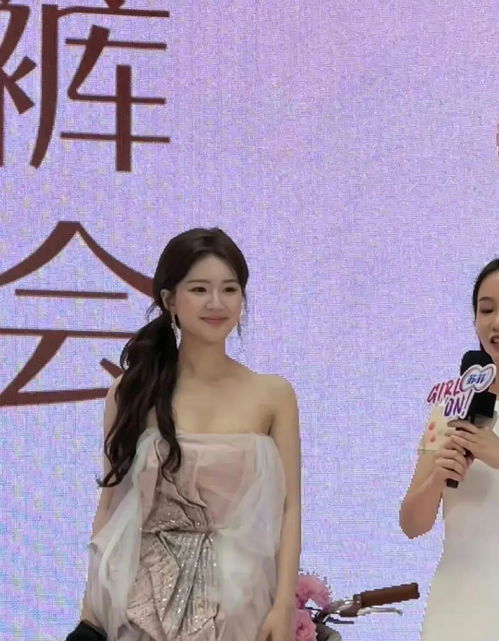 美女演员赵露思今日上海线下活动生图释出啦甜美少女耶