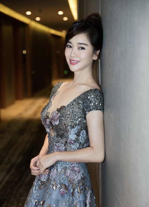 左小青宣布离婚,穿蓝色刺绣连衣裙又美又撩,44岁还有少女范