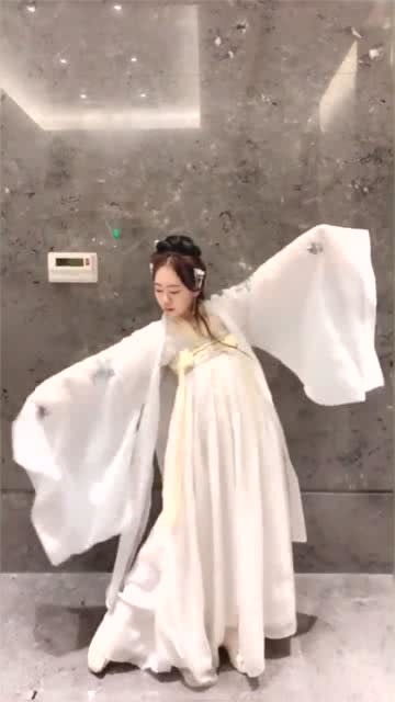 美女一席白衣汉服跳古风舞蹈,这舞姿跳的好养眼啊