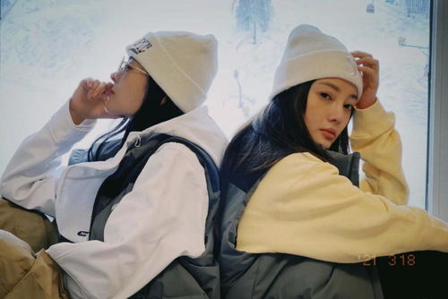 李小璐王若雪拍闺蜜照,闭单只眼搞怪卖萌,40岁仙气飘飘美如少女