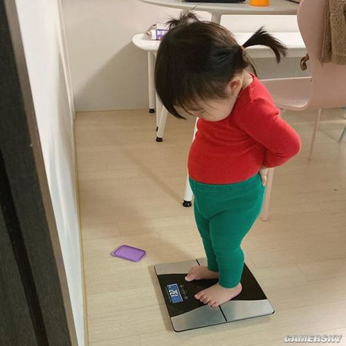 韩国萌娃因厌世脸走红小小的年纪竟然有大叔的气质