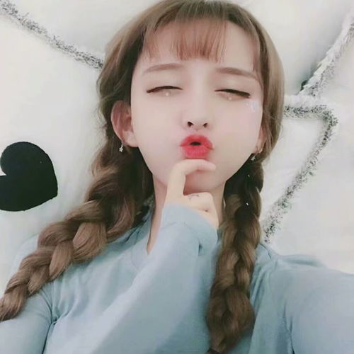 双麻花辫樱桃小口可爱妹子